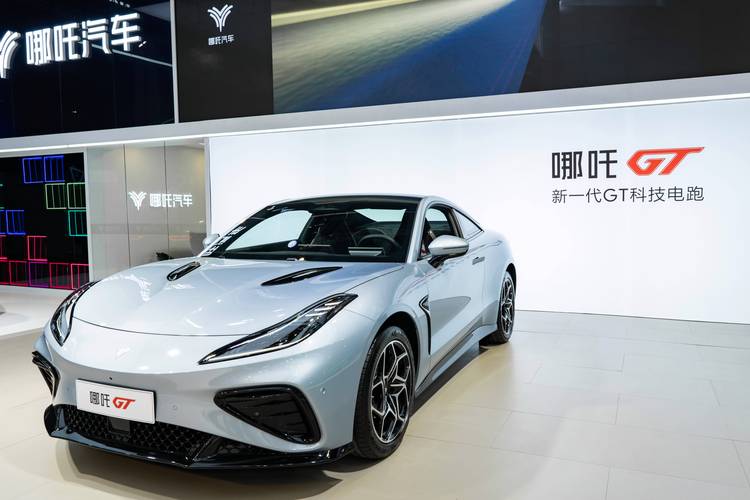 广州283哪吒汽车在智能汽车领域的表现，领途汽车在新能源汽车市场中的影响力